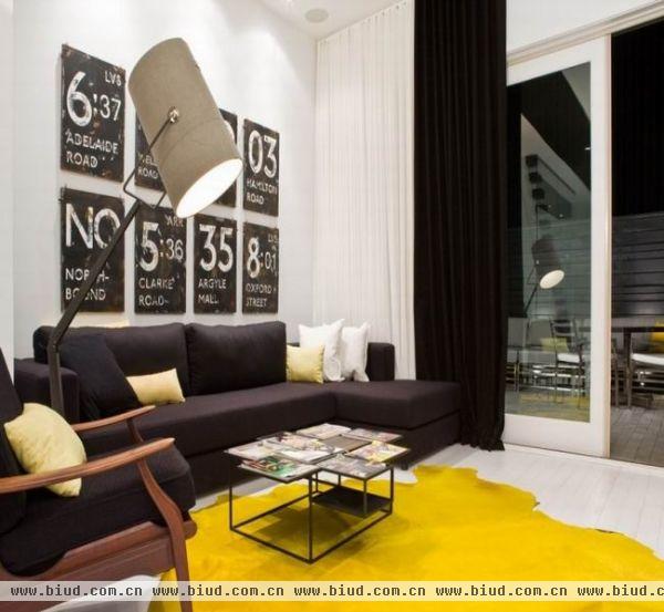 位于加拿大多伦多，室内设计体现出现代风格。这幢联排别墅的三个单元宽度分别为4.1米、4.6米和5.8米。图片上所展示的是4.6米宽的单元的第一层和第三层，以白色、黑色、胡桃色和黄色为主色调。