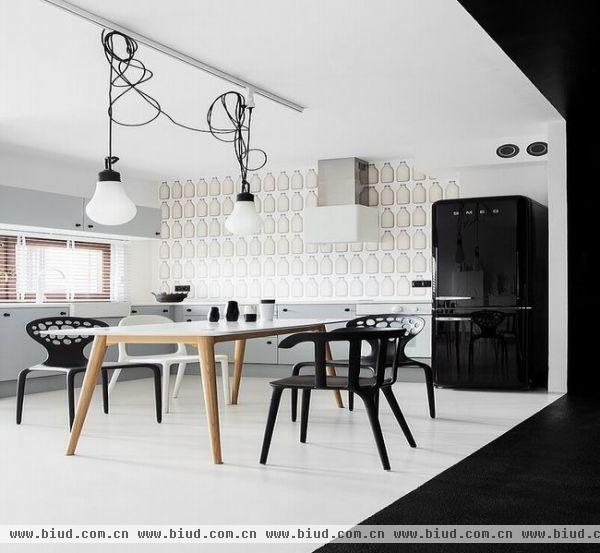 设计师希望创造一个灵活的空间，46平米的空间设计师大胆的采用了两个极端的色彩--黑与白，来划分不同功能的区域，为了不显呆板，在细节上尤为注意，低调的印花，具有现代感的配饰。