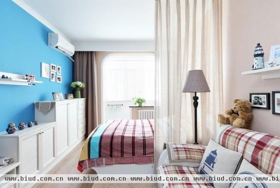 60平2居的小空间，客厅及卧室融为一体，用纱帘隔开，既优雅的分割出空间又节省空间。用浅绿色、蓝色、红色、米黄色粉刷墙面和做软饰装饰，制作出清新明快的小家，给人活泼生动的感觉。
