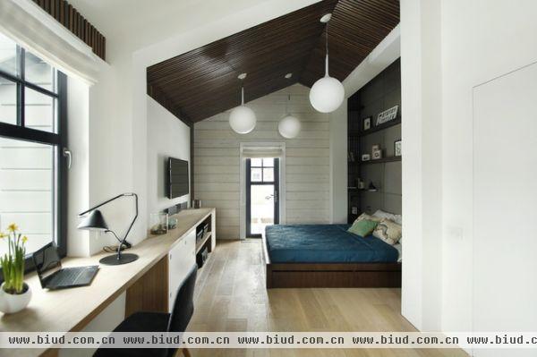 这个设计的主要目的是在卧室建立三个高档功能区（休息区，工作区和衣帽间）设计师尽最大的努力，在视觉上增加空间和保持其完整性。室内基本颜色空间选择了白色和加入到不同品种的树相结合，注入了新鲜的感觉。