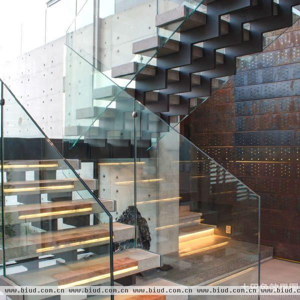 现代豪华别墅楼梯装修效果图