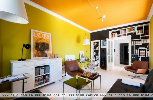 该公寓位于华沙，室内的色彩基于两个主要的颜色：橙色和黄色。充满活力色调的客厅既可作为会客区，也能用作工作区。而卫生间给人强烈的空间感，摆脱墙壁的黑手更是耐人寻味。