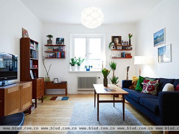 这间53平米的一室户公寓，蓝色为基调的空间。没有豪华的装饰，甚至都没有豪华的家具来打配，很简约的搭配设计，不知道这样蔚蓝的色调是否符合你的口味。