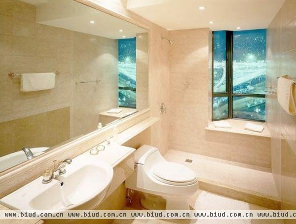 巧妙利用瓷砖搭配 打造轻巧卫浴空间