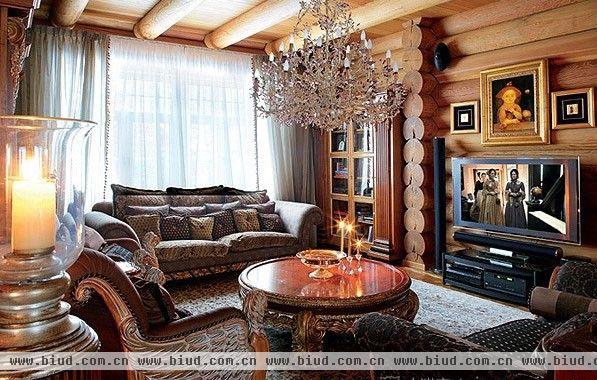 结合原木木屋设计，内部装修有种低调奢华的感觉，家具、灯饰、房间都流露出房屋主人奢华的身份。色彩风格十分统一，让家居空间很有一体感。