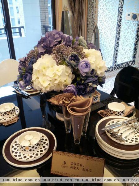 现代家用餐桌装饰花图片
