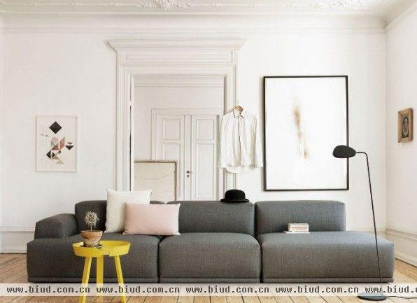 在时尚家居设计中，黑和白的运用是关键。而家居设计中的家具又有着举足轻重的作用，装饰功能大于实用功能。芬兰家具品牌Muuto依托斯堪的纳维亚风格设计为基础，大胆利用了色彩的家具来增加室内设计中时尚感。