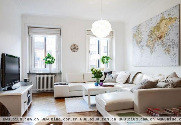 典雅的白色餐桌椅子，阿麽的摇摇椅。黑与白色的古典味道是不是有一种回到欧洲某个世纪的感觉。单单73平米的单身公寓实在是奢华至极了，你是否也喜欢这样纯白和黑的空间呢？