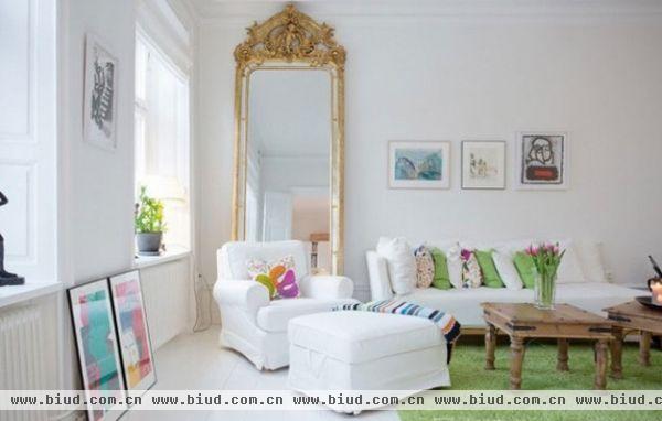 一进门看见的就是一块超大的魔镜，这面镜子把整个公寓的风格都带起来了。素白色的家具，素白色的门框，让整体感觉柔和自然，住在里面都会有一种心旷神怡的感觉。
