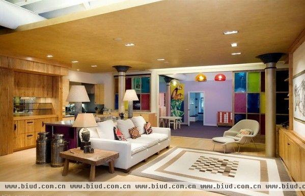 这是在美国曼哈顿的顶楼的公寓，似乎有想很多美剧中的场景一般的空旷和个性时尚味道。全屋都铺上了木质地板，非常现代派的室内设计给人一种时尚感。而小编觉得沙发的实木边桌非常惹眼，如果你喜欢美式的简约现代的室内设计风格，这一套曼哈顿阁楼能带给你一些不错的建议！