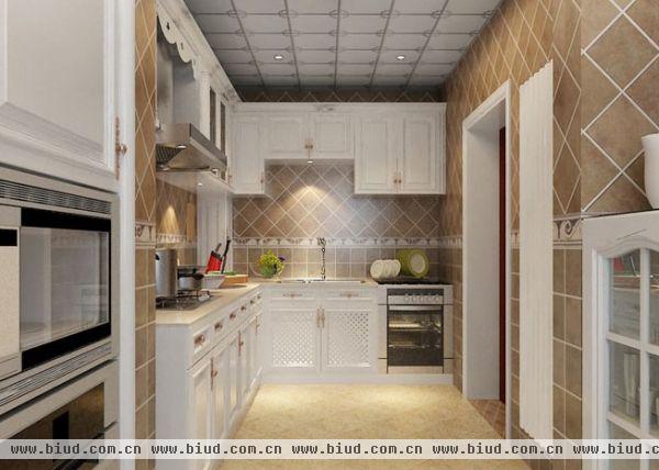 开放式厨房的设计使狭小的空间不再拥挤，厨房的另一侧开了扇小小的窗户。