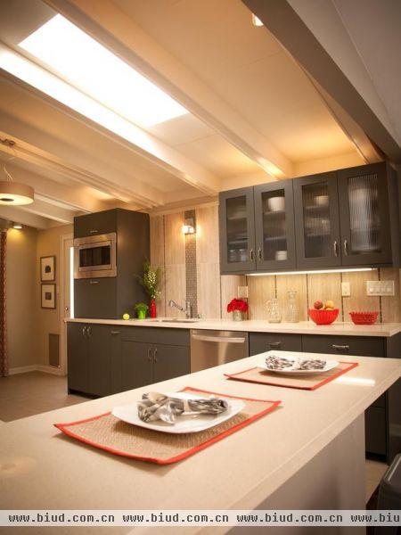 很浪漫很有味道的一款厨房，灰色厨柜，宽敞的设计，很有一种现代工业化的感觉。