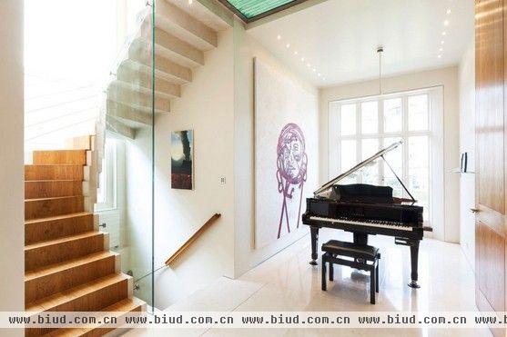 通往二楼处摆放一架钢琴，为家人弹奏一曲美妙欢快的曲子。