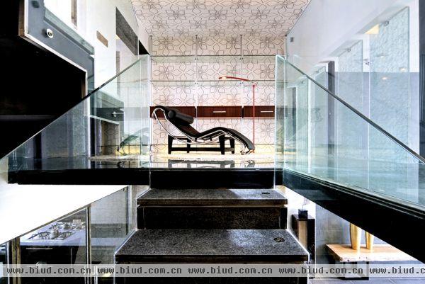 现代时尚别墅楼梯玻璃扶手图片