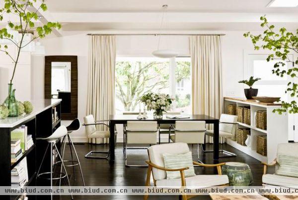 黑白两色为主体，搭配线条简约的木质家具，再配上绿色植物，为家披上绿意。
