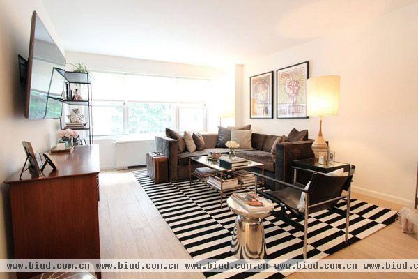 客厅依然是简约风格设计，铺上黑白条纹状的地毯，符合主人公要求。