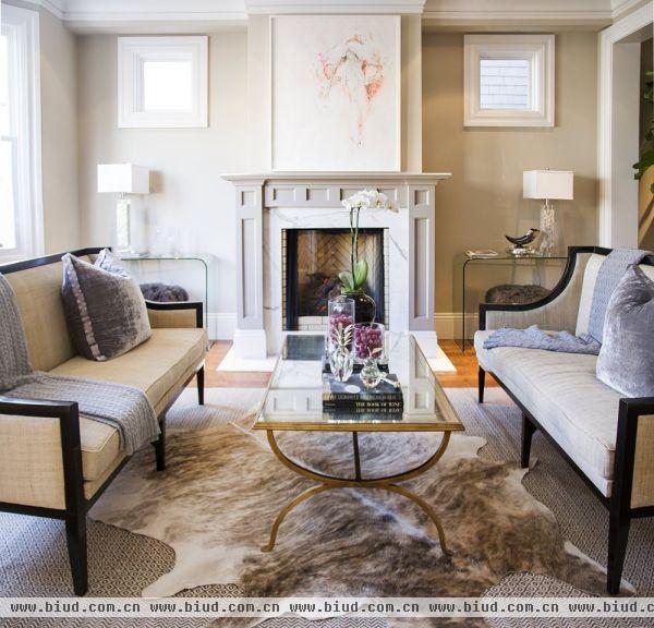 很现代的沙发，地面铺上枫叶形状的毛毯，这样的搭配在美式风格里很常见。