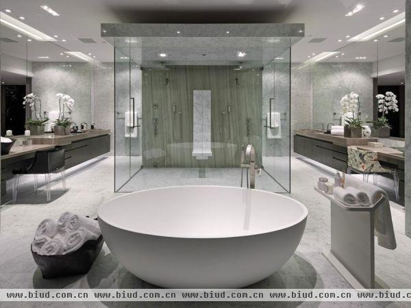 干净明亮的卫生间设置，一切还是以豪华舒适为主。实用和简洁是现代简约风格的基本特点。
