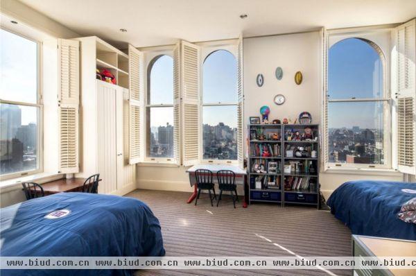卧室里依然是设计成多面窗户，加入些欧式设计风格设计了拱形窗。