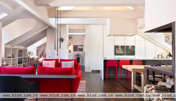 这是客厅，空间不算特别大，但是设计的很精致，细节处设计的很好，如层次感的天花板，如客厅红色家具摆放，无一不体现设计师的独特与细腻。