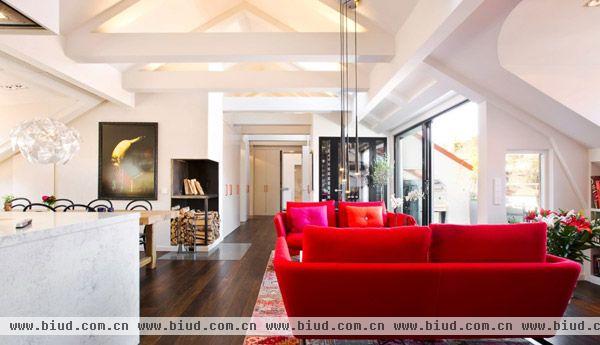 客厅一角，整个客厅的亮点要数红色的沙发了，很显眼，也让清一色的基调抹上火红的热情。