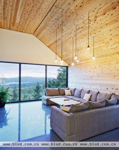 主客厅设计的比较现代化，如L型沙发，宽大的落地窗，注入很多现代元素在里面。