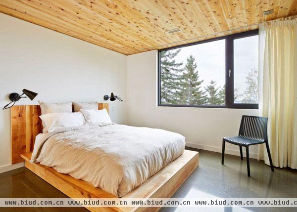 原木天花板，原木床，白面墙壁，白色床制品，构成简约的一间卧室，很舒适。