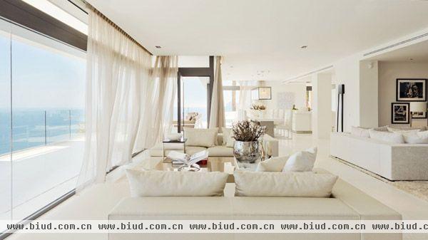 简约设计为原本就宽敞的客厅增加通透明亮感，再加上纯素色的家具摆设，有种面朝大海，春暖花开的感觉。