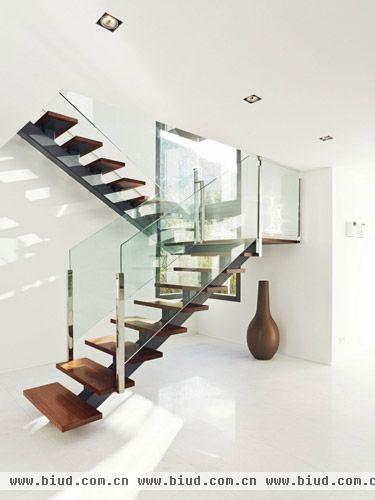 透明的楼梯处设计，体现一种大气奢华之感，非常符合整体空间的定位。