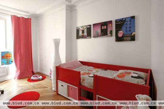 这是13岁女儿的房间，大红色、枚红色和白色墙壁搭配得恰到好处，小圆地毯也让房间充满了浓浓童真。
