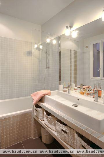 卫生间的面积不大，洗手台的这面大镜子对于扩大视觉空间起了至关重要的作用，浅色的马赛克小墙面砖在美观之余，更也有效地隔离墙潮湿。