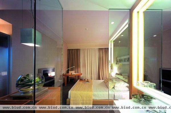 一个卧室也要具备休闲和工作的功能。用玻璃隔断来打造通透感是小居室的常用手法。