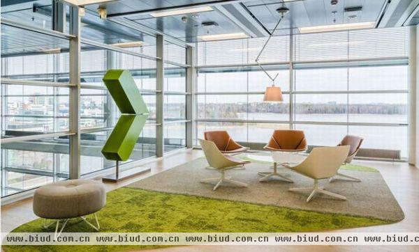 这间办公室具备现代化和灵活性，为了塑造一个适合员工工作，具有优美的周边环境的办公场所，办公室选在了海港边一栋八层楼建筑的顶层，窗外就是壮观的海景。整个室内的设计呈现出的是低调而含蓄，绿色是办公室的主色调，同时也是企业的标志色！
