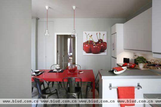 厨房的设计依旧简约实用，值得一提的是，在这一片简单的颜色中，餐桌的这一抹红色给整个家增添了无限的活力，就如同一个少女，纯洁而明朗。