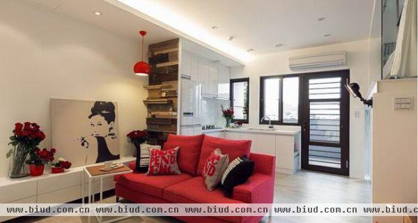 空间虽小，设计师还是在有限的空间里设计一个小型的客厅，虽不能摆放大型沙发，一个简单的小小的红色沙发，足以证明一切。