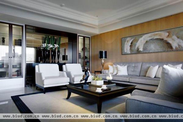 简约的客厅灯饰与沙发比例，也同样的表现出设计者观察居者大气胸襟的纪录。 