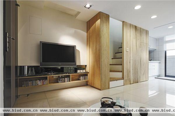 在保有空间轻盈明朗之余，亦兼有设计美感与层次，如楼梯转折处就设计在电视背景墙旁。