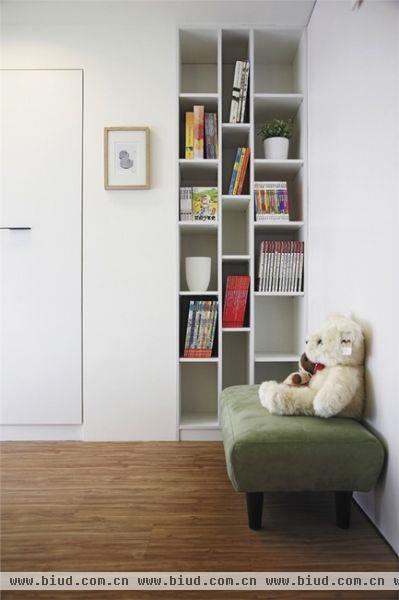 还有一个小型的书柜，绿色小沙发，充满童真的卧房。