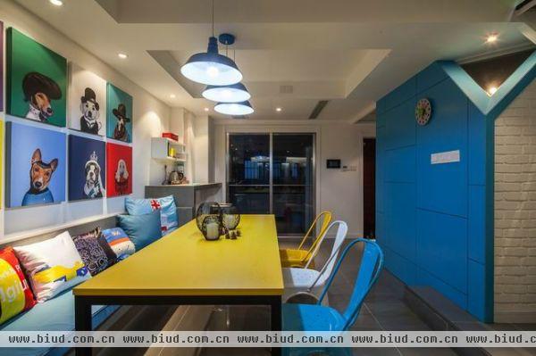 黄色的桌子，搭配蓝色墙面，蓝色椅子，值得关注的还是墙上的汪星人图案，很有趣的设计。
