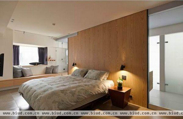 床品上的素色图案点缀出自然清新的气息，搭配实木床头墙面，更能突出这种效果。
