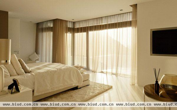 卧室里的落地窗是最大的特色，整体卧室设计的很简约，但不简单。 