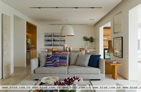 今天为大家介绍的这间被命名为Panamby的公寓位于巴西，由Studio Diego Revollo打造，面积1830平方英尺，公寓最值得称道的是其所营造出的一种和谐与自然的环境氛围。公寓使用了白色为主色调，亦采用一些明亮的色彩进行点缀，以简约黑白画、橡木制品、铜制品来装点空间。