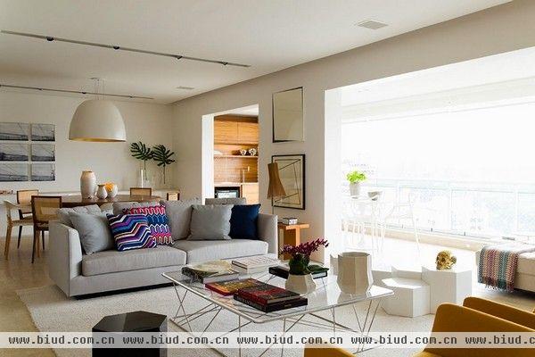 明亮宽敞的客厅以白色为主调，在家具搭配上用了多种颜色来装扮，整体呈现一种和谐自然的氛围。
