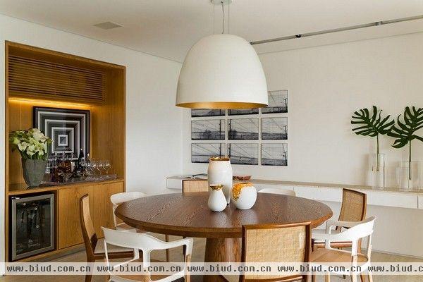 公寓最值得称道的是其所营造出的一种和谐与自然的环境氛围。公寓使用了白色为主色调，亦采用一些明亮的色彩进行点缀，以简约黑白画、橡木制品、铜制品来装点空间。