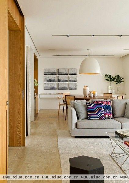 公寓最值得称道的是其所营造出的一种和谐与自然的环境氛围。公寓使用了白色为主色调，亦采用一些明亮的色彩进行点缀，以简约黑白画、橡木制品、铜制品来装点空间。