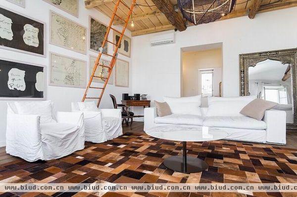 原木地板，简单的白色系沙发，色彩分明,摒弃繁琐东西，简约才是美。