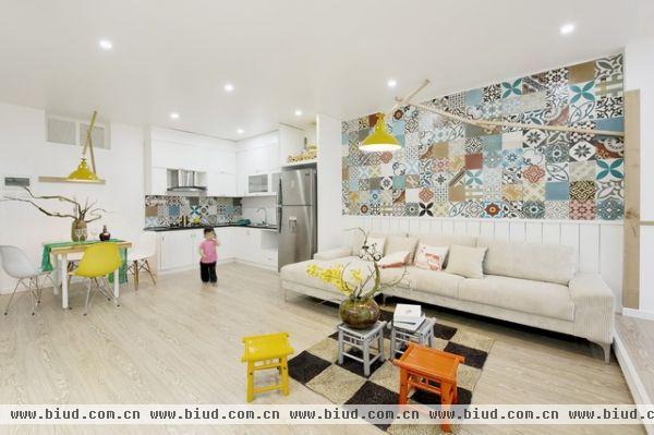 各式图案组成的马赛克壁纸点缀在各个房间，让家居整体感到非常和谐统一，处处体现出艺术气息。