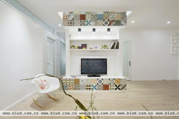 各式图案组成的马赛克壁纸在电视柜上也有，与客厅的背景墙相得映彰。