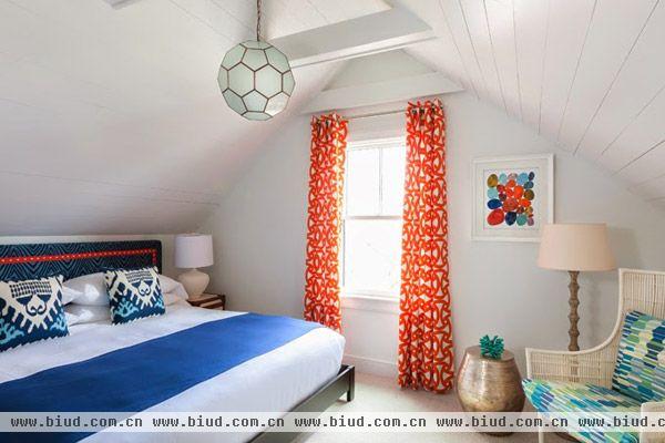 卧室即使是设计在小阁楼上依然很温馨，很有爱的设计。