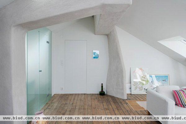阁楼处，每一个空间都合理利用，符合简约复式的设计理念。